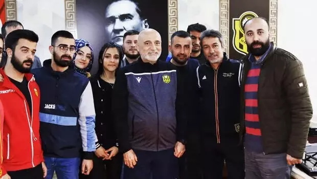 Malatya'da Hikmet Karaman'a sürpriz doğum günü Malatya'da Hikmet Karaman'a sürpriz doğum günü