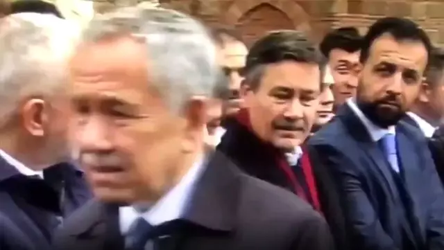 Melih Gökçek'in, cenaze töreninde önünden geçen Bülent Arınç'a sert bakışları dikkat çekti Melih Gökçek'in, cenaze töreninde önünden geçen Bülent Arınç'a sert bakışları dikkat çekti