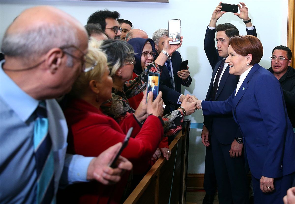 Meral Akşener, koronavirüse karşı Erdoğan'ın tokalaşmayın önerisini dinlemedi