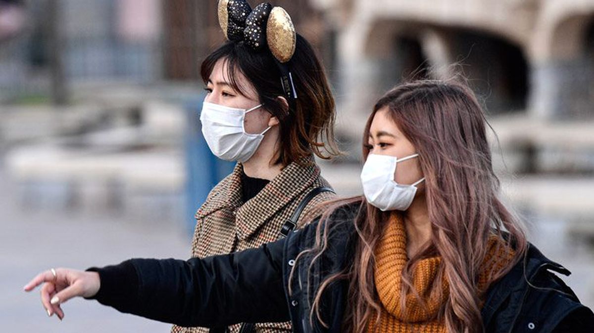 Mısırlı modacı Samo Hejres, koronavirüsten koruyan gelinlik tasarladı