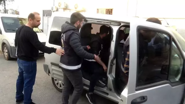 Karısıyla mesajlaşırken yakaladığı kişiye arabada kurşun yağdırdı.