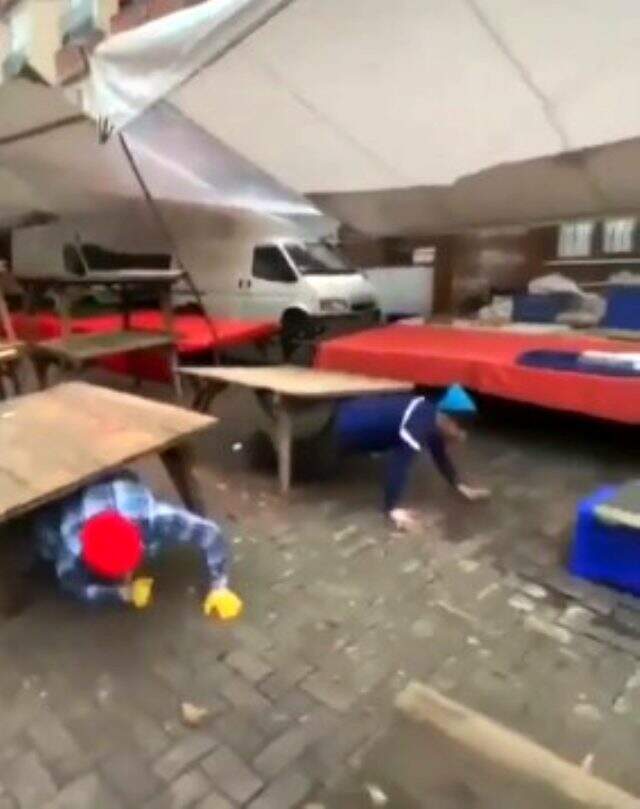 Pazar esnafı, sokağa Survivor parkuru kurarak video çekti
