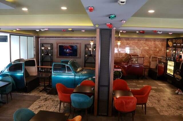 Rizeli işletmeci kafeteryasına ismini verdiği 'vosvosları' tabelasına kondurdu