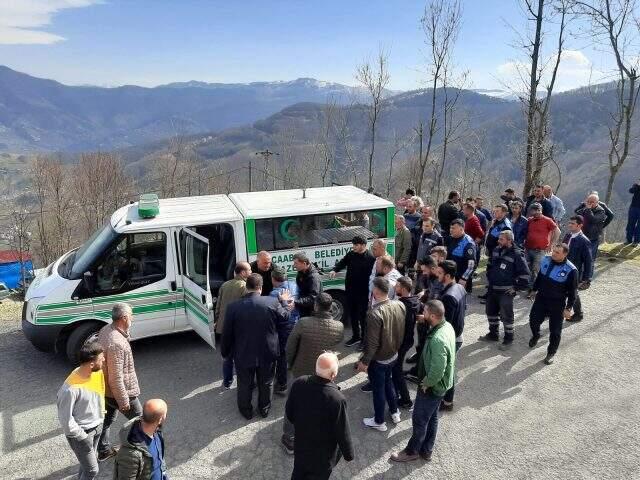 Şehit mezarındaki bayrağı değiştirmek isteyen zabıta akıma kapılarak yaşamını yitirdi