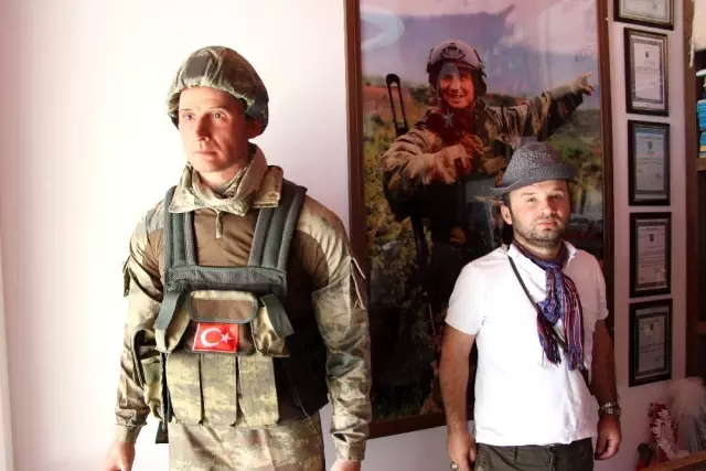 Şehit oğlunun hasretini balmumu heykeli ile gidermeye çalışıyor Şehit oğlunun hasretini balmumu heykeli ile gidermeye çalışıyor