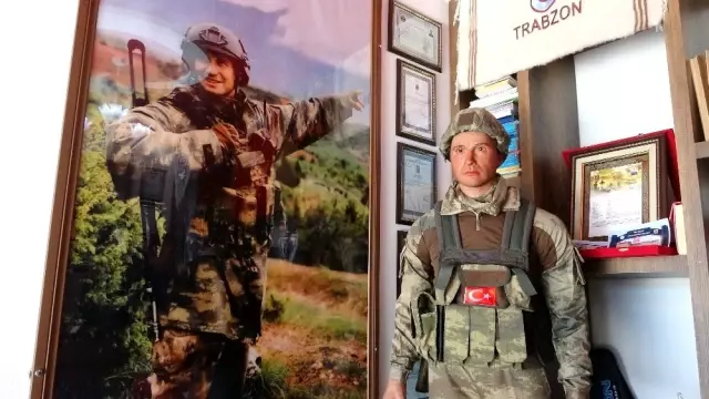 Şehit oğlunun hasretini balmumu heykeli ile gidermeye çalışıyor Şehit oğlunun hasretini balmumu heykeli ile gidermeye çalışıyor