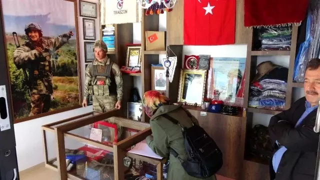 Şehit oğlunun hasretini balmumu heykeli ile gidermeye çalışıyor Şehit oğlunun hasretini balmumu heykeli ile gidermeye çalışıyor
