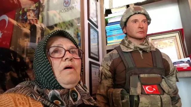 Şehit oğlunun hasretini balmumu heykeli ile gidermeye çalışıyor Şehit oğlunun hasretini balmumu heykeli ile gidermeye çalışıyor