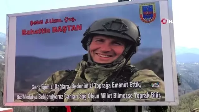 Şehit oğlunun hasretini balmumu heykeli ile gideriyor Şehit oğlunun hasretini balmumu heykeli ile gideriyor