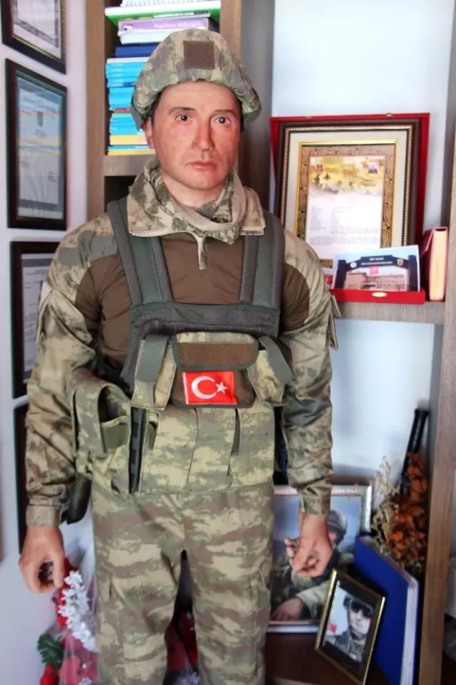 Şehit oğlunun hasretini balmumu heykeli ile gidermeye çalışıyor Şehit oğlunun hasretini balmumu heykeli ile gidermeye çalışıyor