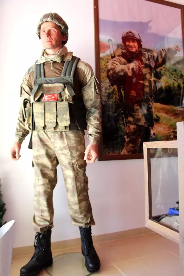 Şehit oğlunun hasretini balmumu heykeli ile gidermeye çalışıyor Şehit oğlunun hasretini balmumu heykeli ile gidermeye çalışıyor