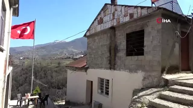 Şehit oğlunun hasretini balmumu heykeli ile gideriyor Şehit oğlunun hasretini balmumu heykeli ile gideriyor