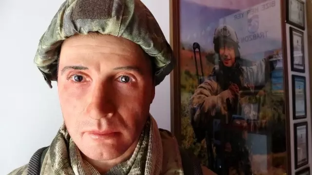 Şehit oğlunun hasretini balmumu heykeli ile gidermeye çalışıyor Şehit oğlunun hasretini balmumu heykeli ile gidermeye çalışıyor