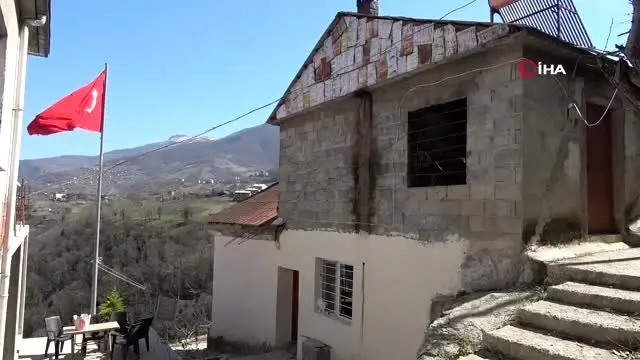 Şehit oğlunun hasretini balmumu heykeli ile gideriyor Şehit oğlunun hasretini balmumu heykeli ile gideriyor