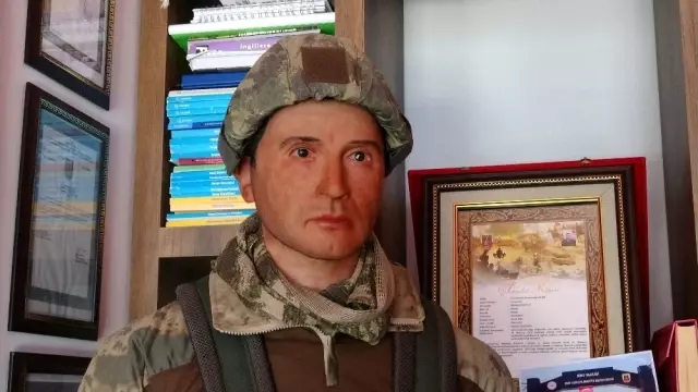 Şehit oğlunun hasretini balmumu heykeli ile gidermeye çalışıyor Şehit oğlunun hasretini balmumu heykeli ile gidermeye çalışıyor