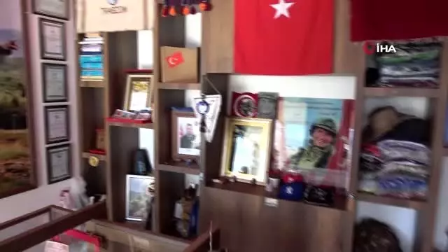 Şehit oğlunun hasretini balmumu heykeli ile gideriyor Şehit oğlunun hasretini balmumu heykeli ile gideriyor