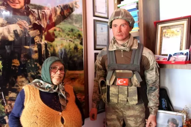 Şehit oğlunun hasretini balmumu heykeli ile gidermeye çalışıyor Şehit oğlunun hasretini balmumu heykeli ile gidermeye çalışıyor