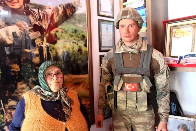 Şehit oğlunun hasretini balmumu heykeli ile gidermeye çalışıyor Şehit oğlunun hasretini balmumu heykeli ile gidermeye çalışıyor