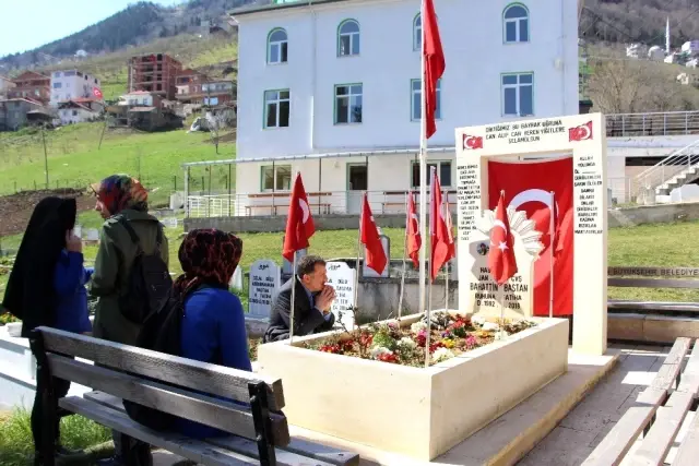 Şehit oğlunun hasretini balmumu heykeli ile gidermeye çalışıyor Şehit oğlunun hasretini balmumu heykeli ile gidermeye çalışıyor