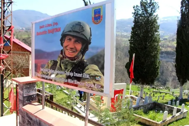 Şehit oğlunun hasretini balmumu heykeli ile gidermeye çalışıyor Şehit oğlunun hasretini balmumu heykeli ile gidermeye çalışıyor