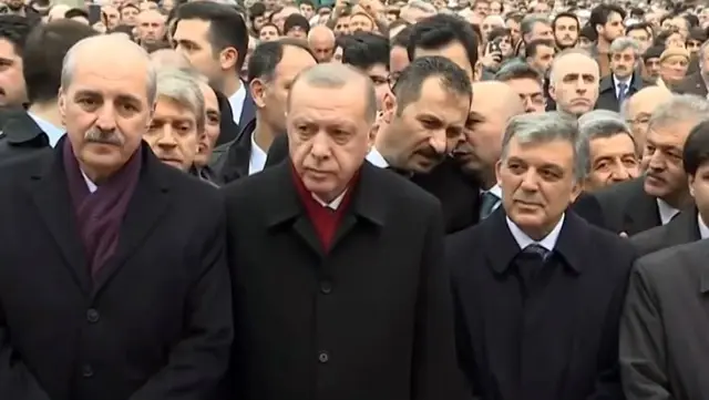 Şevket Kazan'ın cenazesinde yan yana saf tutan Erdoğan ve Gül'ün arasına başka biri girdi Şevket Kazan'ın cenazesinde yan yana saf tutan Erdoğan ve Gül'ün arasına başka biri girdi