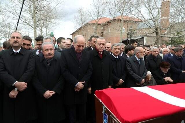 Şevket Kazan'ın cenazesinde yan yana saf tutan Erdoğan ve Gül'ün arasına başka biri girdi