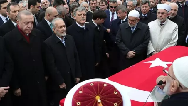 Şevket Kazan'ın cenazesinde yan yana saf tutan Erdoğan ve Gül'ün arasına başka biri girdi Şevket Kazan'ın cenazesinde yan yana saf tutan Erdoğan ve Gül'ün arasına başka biri girdi