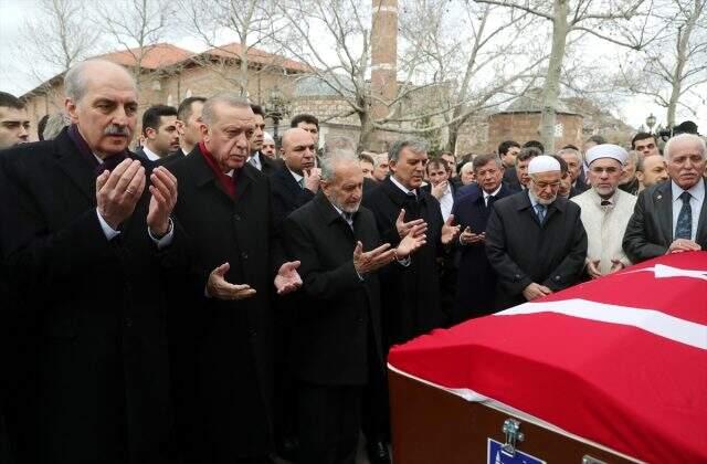 Şevket Kazan'ın cenazesinde yan yana saf tutan Erdoğan ve Gül'ün arasına başka biri girdi