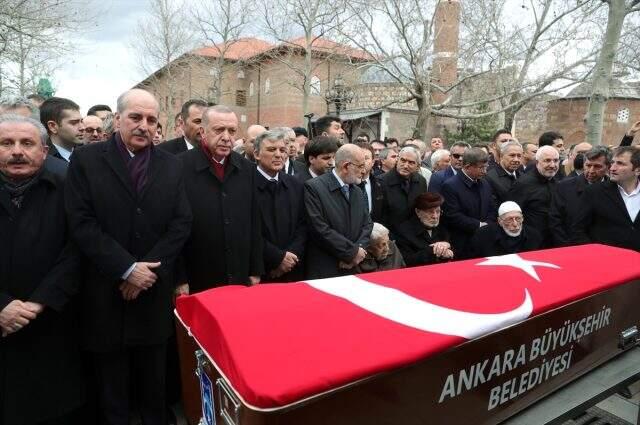 Şevket Kazan'ın cenazesinde yan yana saf tutan Erdoğan ve Gül'ün arasına başka biri girdi