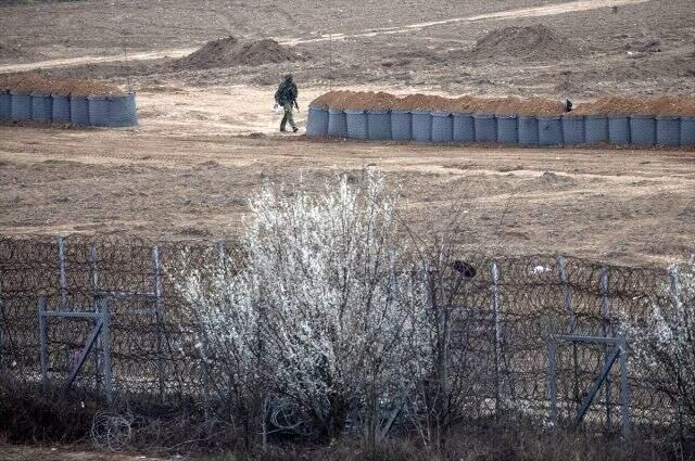 Yunanistan hudut birlikleri mültecileri engellemek için sınır hattına siper kazıyor