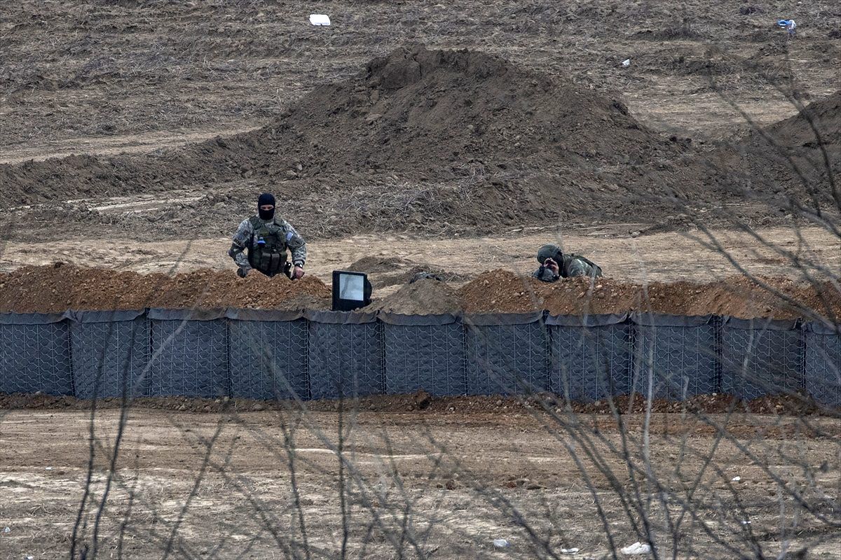Yunanistan hudut birlikleri mültecileri engellemek için sınır hattına siper kazıyor