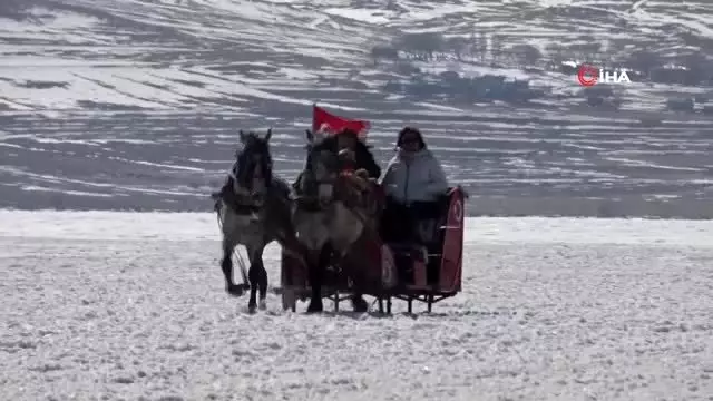 Yüzeyi buzla kaplanan Çıldır Gölü’nde turistlerin atlı kızak keyfi