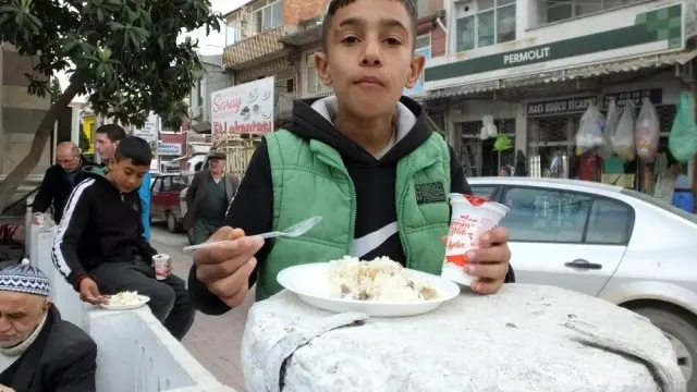 Balıkesir'de öğretmenler şehitler için mevlit okuttu, hayır yaptı
