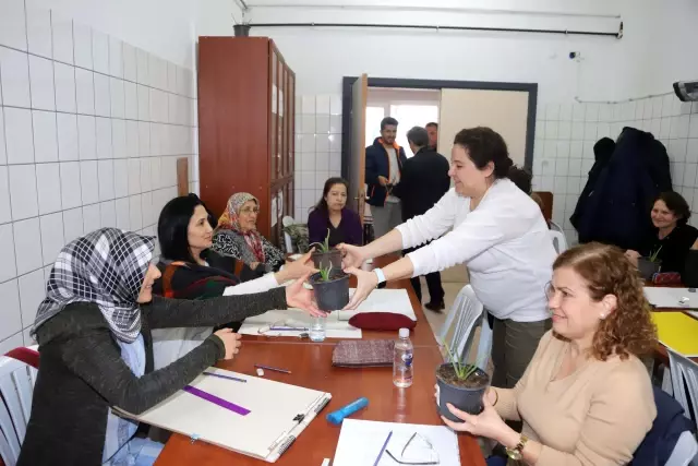 Başkan Büyükerşen'den Esmek Kursiyerlerine 8 Mart Hediyesi Başkan Büyükerşen'den Esmek Kursiyerlerine 8 Mart Hediyesi