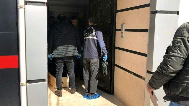 Birlikte yaşadığı kadını bıçaklayarak öldürdü, karakola giderek teslim oldu