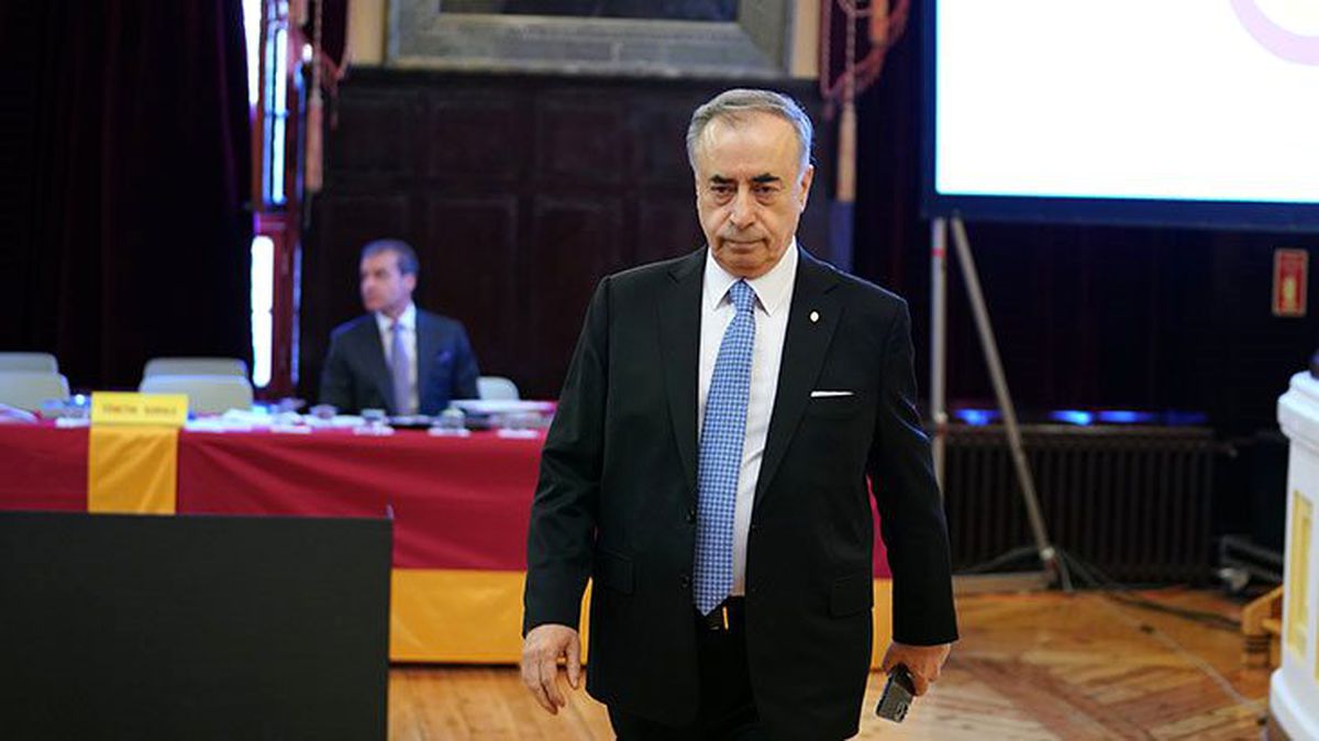 Galatasaray Başkanı Mustafa Cengiz, Ayhan Özmızrak'ı protesto etmek için salonu terk etti