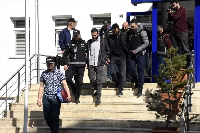 Gümüşhane merkezli usulsüz araç tescil işlemi operasyonu: 7 gözaltı Gümüşhane merkezli usulsüz araç tescil işlemi operasyonu: 7 gözaltı