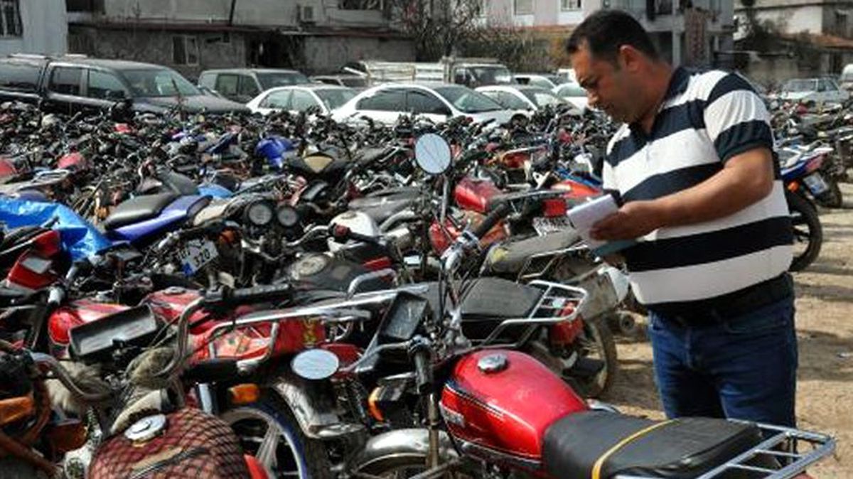 Hatay'ın Reyhanlı ilçesindeki yediemin otoparkında 8 milyon liralık servet çürümeye terk edildi