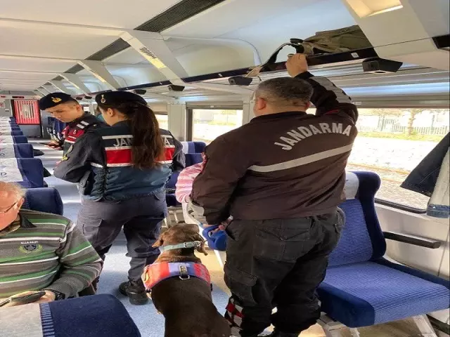Jandarmadan yolcu trenlerine asayiş uygulaması Jandarmadan yolcu trenlerine asayiş uygulaması