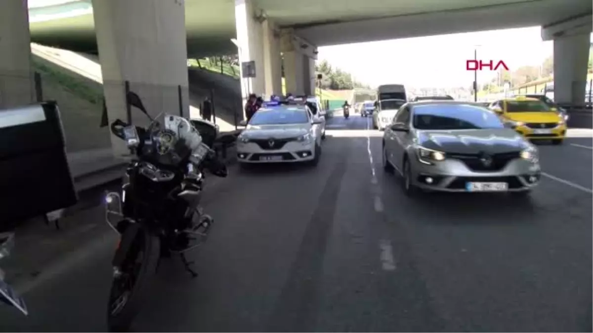 KADIKÖY ÜST GEÇİTTEN DAMLAYAN SU MOTOSİKLETLİ POLİSE KAZA YAPTIRDI