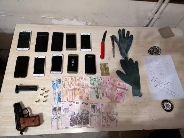 Kendilerine polis süsü veren gaspçılar 5 kişiyi koli bandıyla bağlayıp soydular