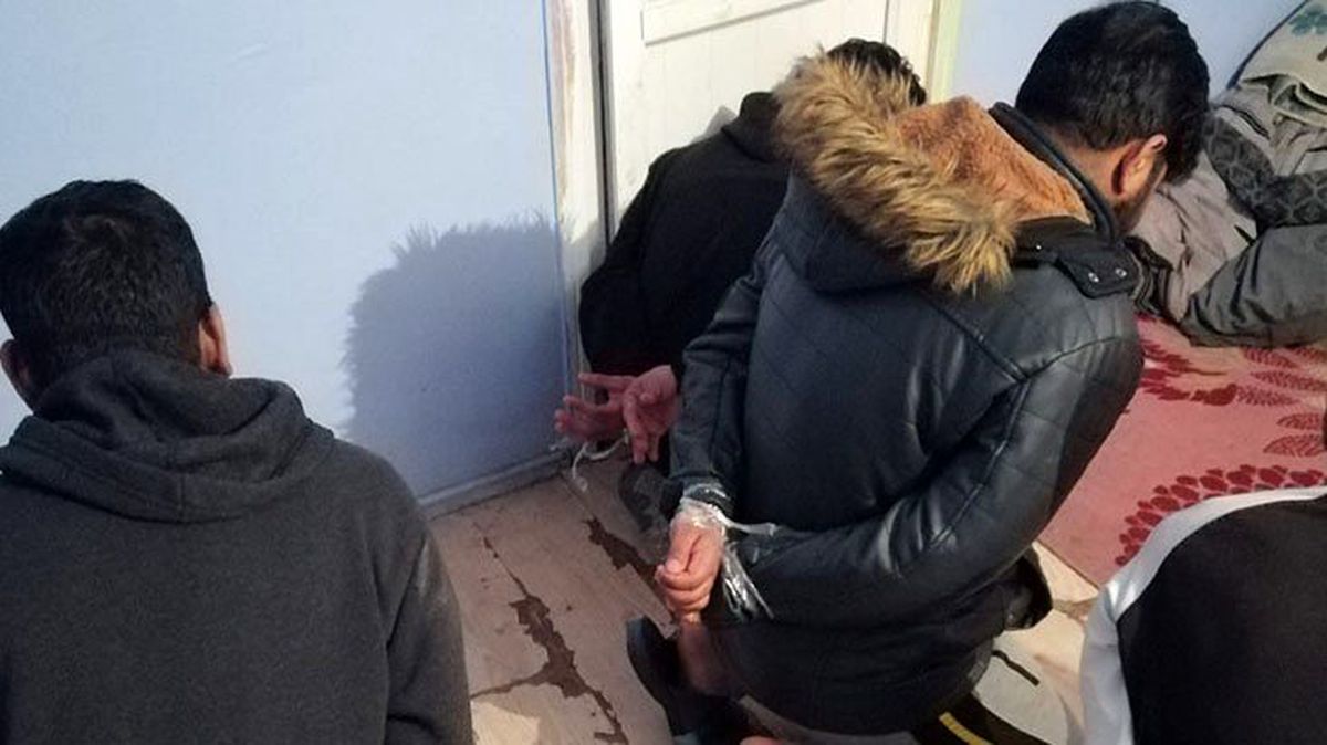 Kendilerine polis süsü veren gaspçılar 5 kişiyi koli bandıyla bağlayıp soydular