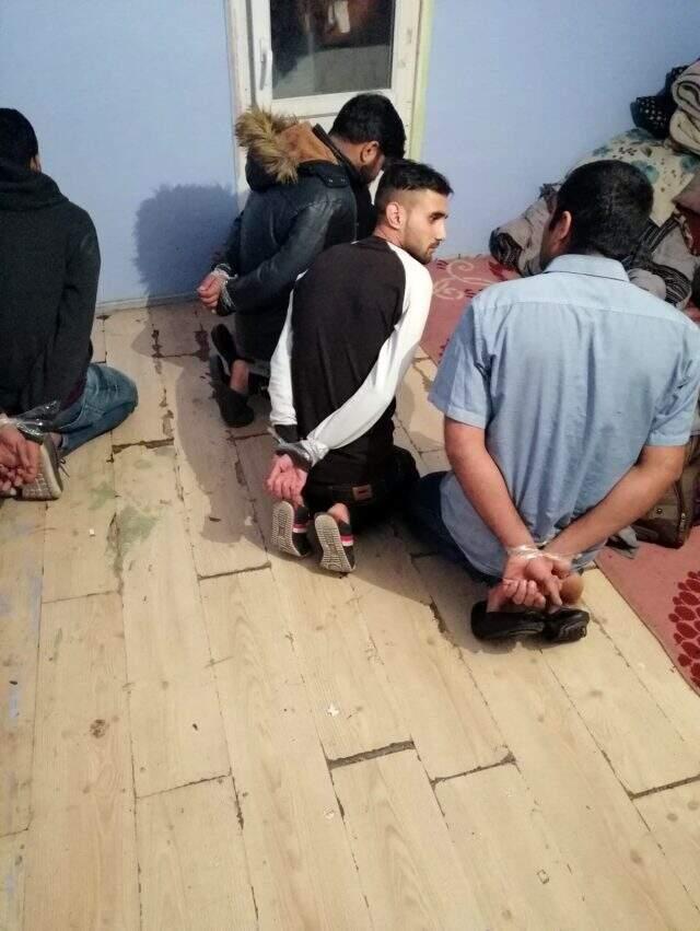 Kendilerine polis süsü veren gaspçılar 5 kişiyi koli bandıyla bağlayıp soydular