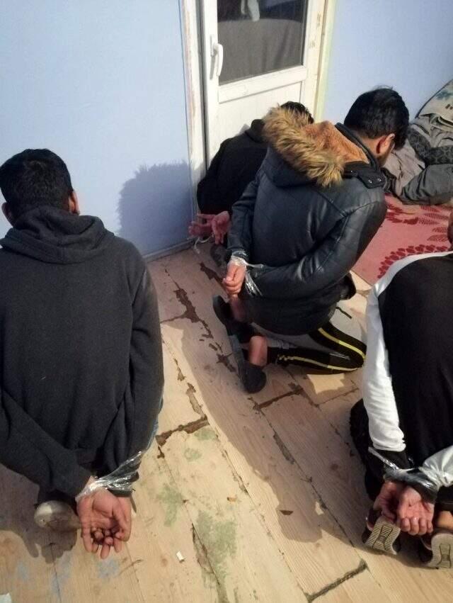 Kendilerine polis süsü veren gaspçılar 5 kişiyi koli bandıyla bağlayıp soydular