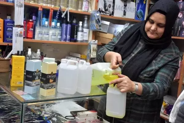 Koronavirüs İzmir'de kolonya satışlarını artırdı Koronavirüs İzmir'de kolonya satışlarını artırdı