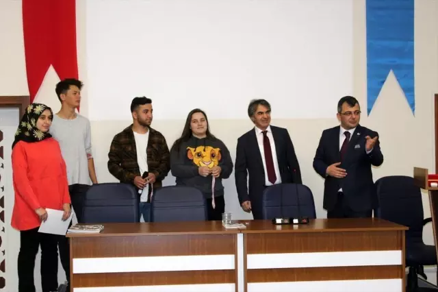 Koyuncu, öğrencilerle söyleşide buluştu Koyuncu, öğrencilerle söyleşide buluştu