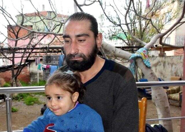 Oğlu ve hamile eşinin katili, cenaze töreninde en önde saf tuttu