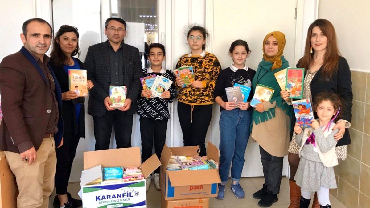 Öğrencilerden, kitabı olmayan okullara kitap bağışı