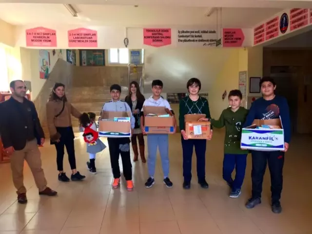 Öğrencilerden, kitabı olmayan okullara kitap bağışı Öğrencilerden, kitabı olmayan okullara kitap bağışı