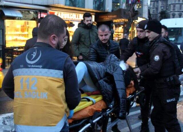 Otel çalışanı, kaza yapan kadının elini bir an olsun bırakmadı